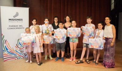 Niños y niñas felices juntos a las talleristas del cine para ninxs de Oberá.