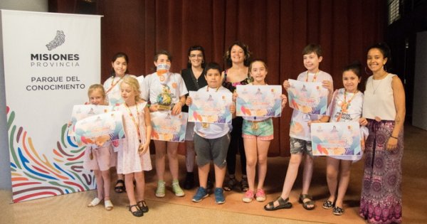 Niños y niñas felices juntos a las talleristas del cine para ninxs de Oberá.